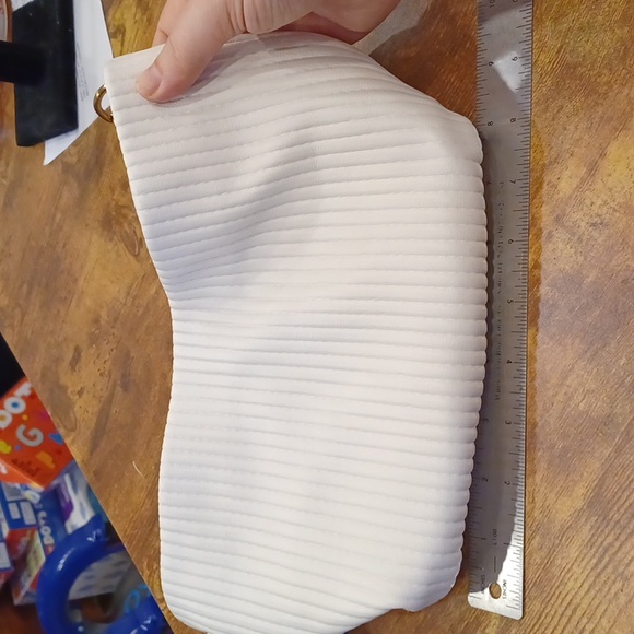 Super Soft pleated white leather Shoulder bag w/ Snap Closure +zipper pocket - Picture 5 of 8